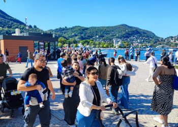 navigazione-coda-code-turisti-lungolago-111