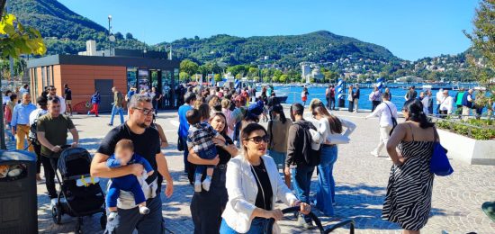 navigazione-coda-code-turisti-lungolago-111