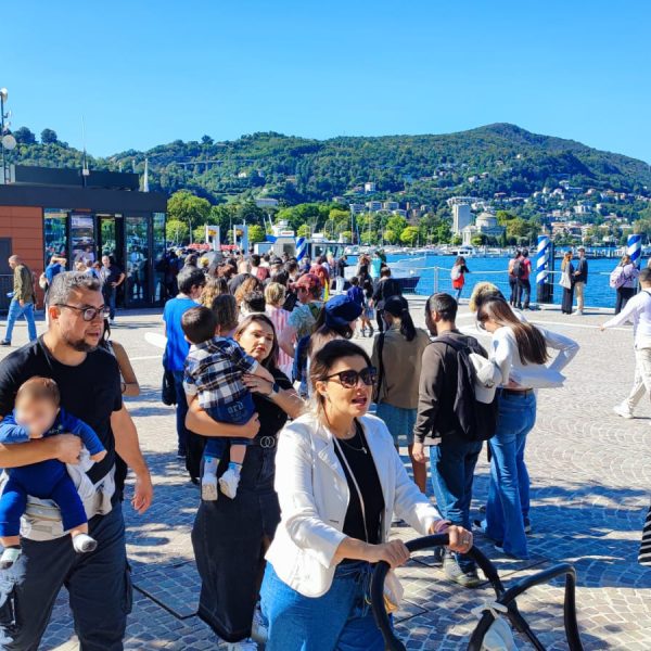 navigazione-coda-code-turisti-lungolago-111