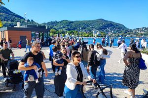 navigazione-coda-code-turisti-lungolago-111