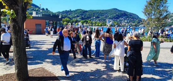 navigazione-coda-code-turisti-lungolago (2)