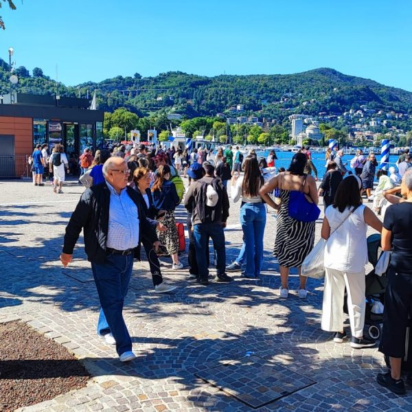 navigazione-coda-code-turisti-lungolago (2)