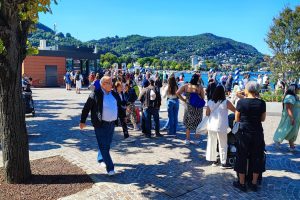 navigazione-coda-code-turisti-lungolago (2)