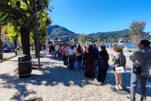 navigazione-coda-code-turisti-lungolago (3)