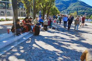 navigazione-coda-code-turisti-lungolago (6-1)