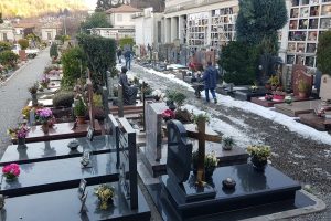 operai-cimitero-monte-olimpino