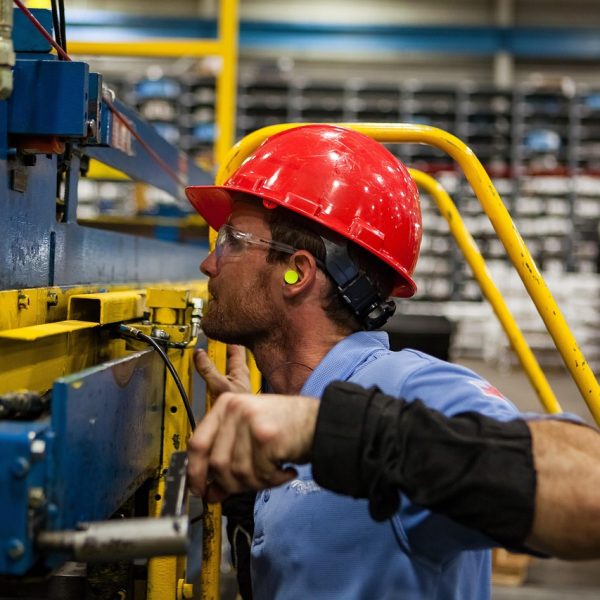 operaio fabbrica azienda pixabay