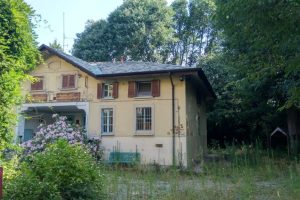 Ostello di Villa Olmo. Dopo 60 anni di attività come casa vacanza, l'ostello aveva chiuso le porte e nel 2019 era stato oggetto di ben 4 aste deserte. A novembre dello scorso anno, finalmente, l’assegnazione alla società milanese New Generation Hostel Impresa sociale srl con un’offerta di un canone annuo di 31.200 euro per i prossimi 9 anni. Dopo il periodo di emergenza sanitaria, a giorni la società dovrebbe firmare il contratto ed entrare nella struttura.