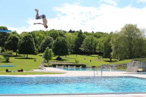 outdoor-pool-4663122_1280