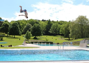 outdoor-pool-4663122_1280