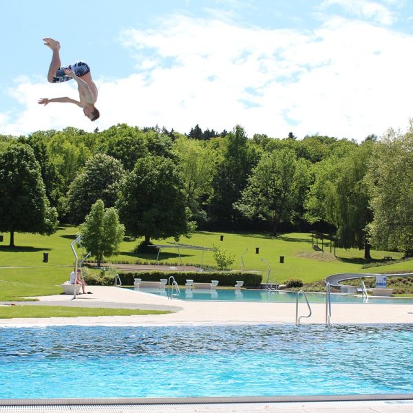 outdoor-pool-4663122_1280