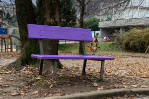 panchina-viola-della-gentilezza-quincinetto