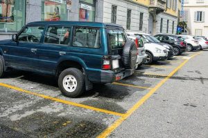 parcheggi-residenti-posti-gialli-auto-11