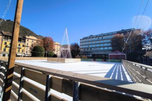 piazza-cavour-pista-ghiaccio-natale (5)