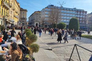 piazza-cavour-turisti-2
