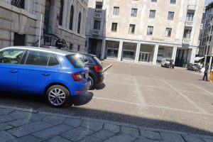 piazza-perretta-auto-sosta-abusiva