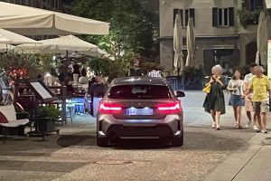 piazza-volta-auto-straniera