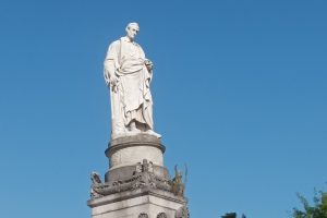 piazza-volta-statua-pulizia-verde-2