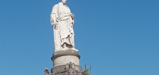 piazza-volta-statua-pulizia-verde-2