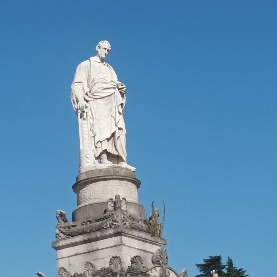 piazza-volta-statua-pulizia-verde-2