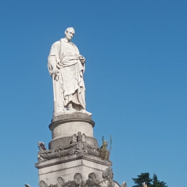 piazza-volta-statua-pulizia-verde-2