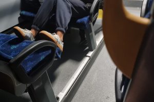 piedi sul sedile