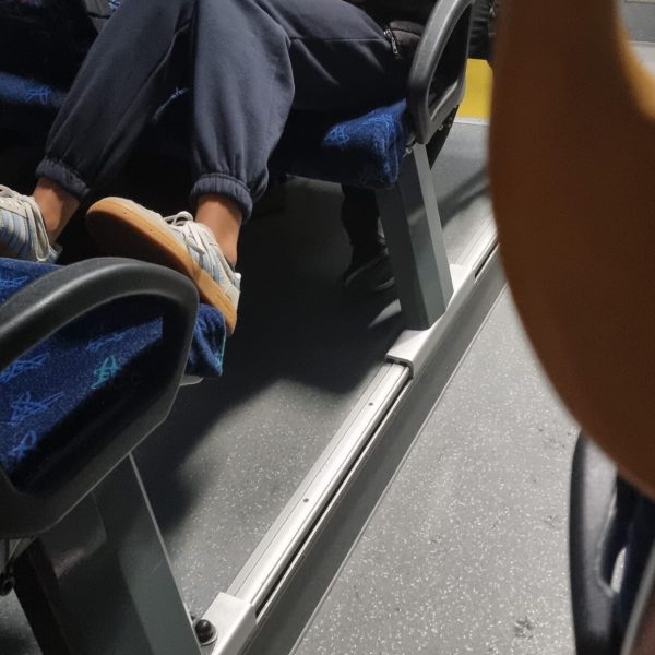 piedi sul sedile