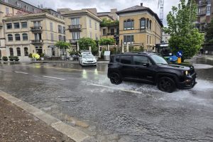 pioggia auto pozzanghera lungolago