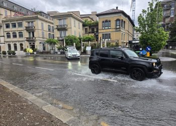 pioggia auto pozzanghera lungolago