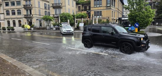 pioggia auto pozzanghera lungolago