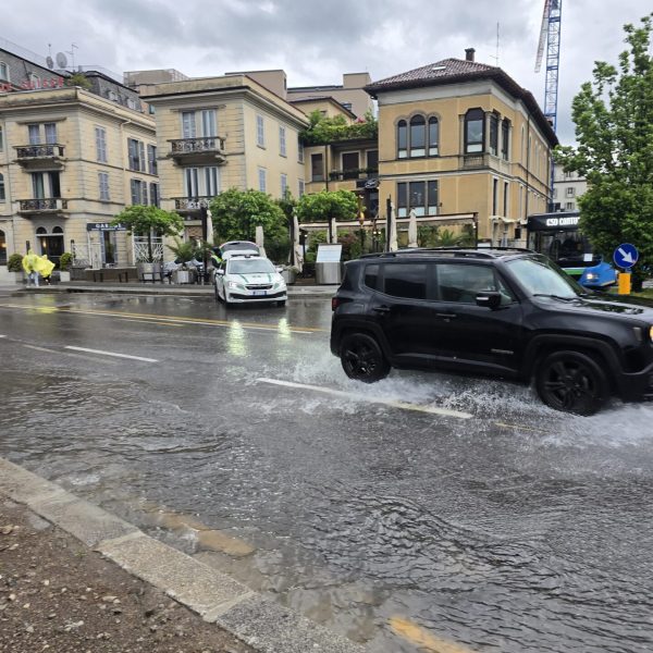 pioggia auto pozzanghera lungolago