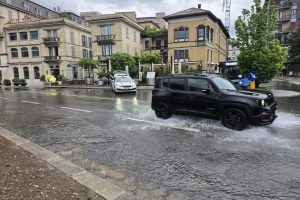 pioggia auto pozzanghera lungolago