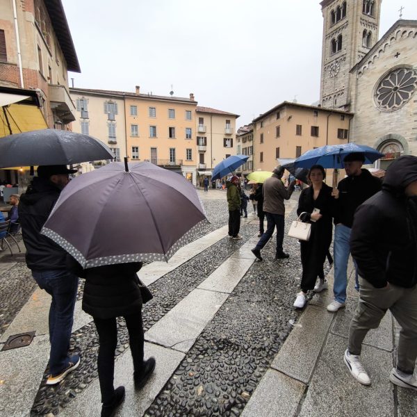 pioggia-temporali-ombrelli-piazza-san-fedele (1)