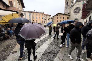 pioggia-temporali-ombrelli-piazza-san-fedele (1)