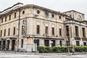 Il Politeama. Ricordate gli annunci a più riprese di fantasmagorici investitori stranieri pronti a recuperare lo storico cineteatro di cui il Comune è proprietario all’80% circa? E la conferenza stampa congiunta amministrazione-Conservatorio che ipotizzava una rinascita quasi imminente? Bene, cancellate tutto. Il Politeama è tuttora un vecchio rudere abbandonato a se stesso, che sarà solo pietosamente coperto da cartelloni pubblicitari a breve.