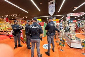 polizia carrefour como