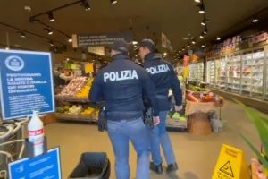 polizia-carrefour-supermercato