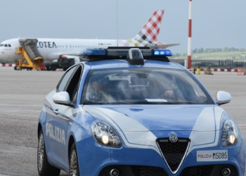 polizia espulsioni aereo