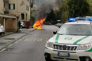 polizia-locale-auto-fiamme-via-brogeda