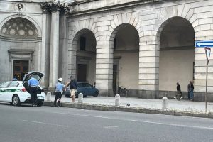 polizia-locale-crocifisso-viale-varese-senzatetto (1)