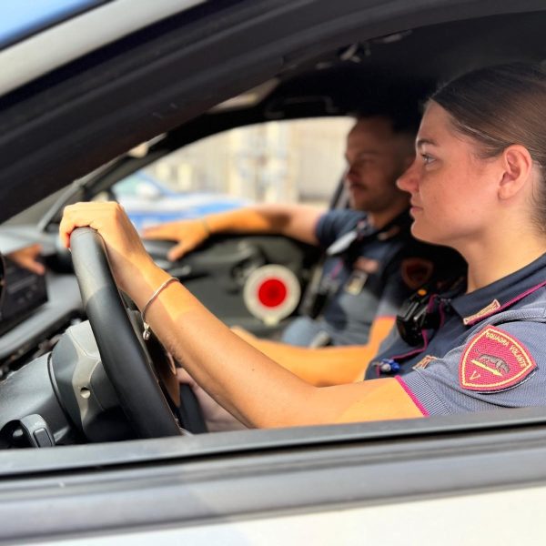 polizia poliziotta donna