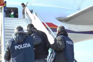 polizia poliziotti rimpatrio