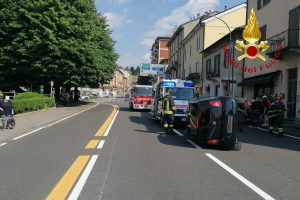 ponte-chiasso-auto-ribaltata-vigili-fuoco