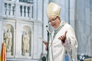 Pontificale del Vescovo Oscar Cantoni per la festa della Madonna dell'Assunta e celebrazione dei 100 anni dell'incoronazione della Madonna della Parrocchia di S. Giorgio in Borgovico                             ph: Carlo Pozzoni