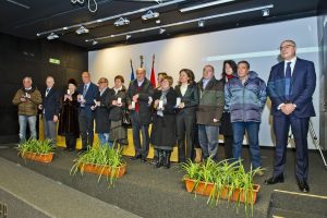 biblioteca comunale celebrazione della Giornata della Memoria, foto di gruppo dei premiati con il Prefetto           ph: Carlo Pozzoni