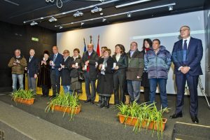 biblioteca comunale celebrazione della Giornata della Memoria, foto di gruppo dei premiati con il Prefetto           ph: Carlo Pozzoni