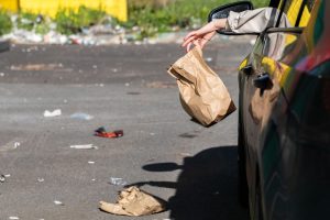 rifiuti auto strada
