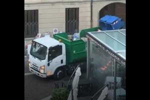 rifiuti-pattumiera-furgone-aprica-piazza-mazzini-1