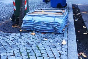 rifiuti-spazzatura-piazza-volta-copertina