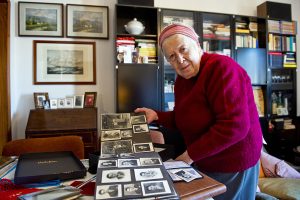 Ponte Chiasso Rosaria Luca mostra l'album con le foto di famiglia          ph: Carlo Pozzoni
